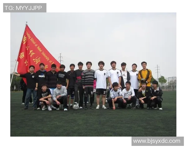 在冰雪覆盖的赛场上激情对决雪地足球赛展现运动员的勇气与团队精神