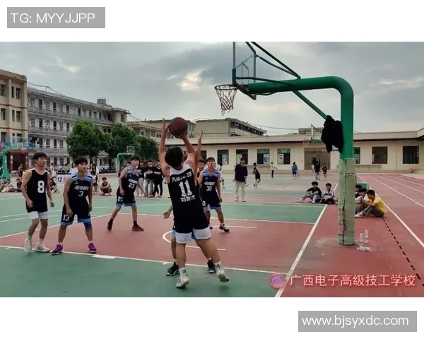 在篮球场上挥洒汗水与青春的激情与梦想