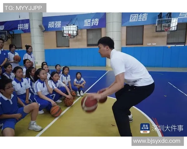 在校园篮球场上挥洒青春热血，记录每一个精彩瞬间的美好回忆